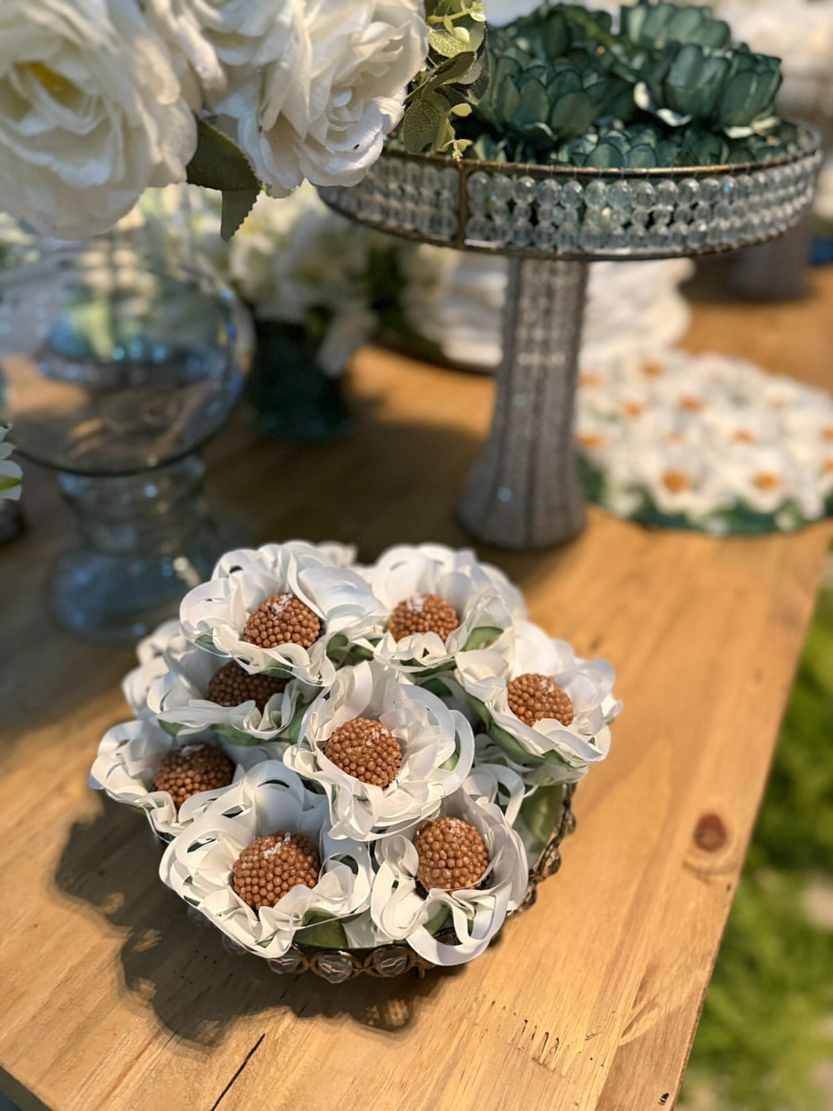 Detalhe da mesa de doces em casamento no Vale do Paraíba