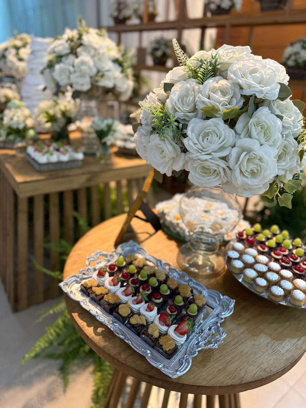 Mesa de casamento com doces variados