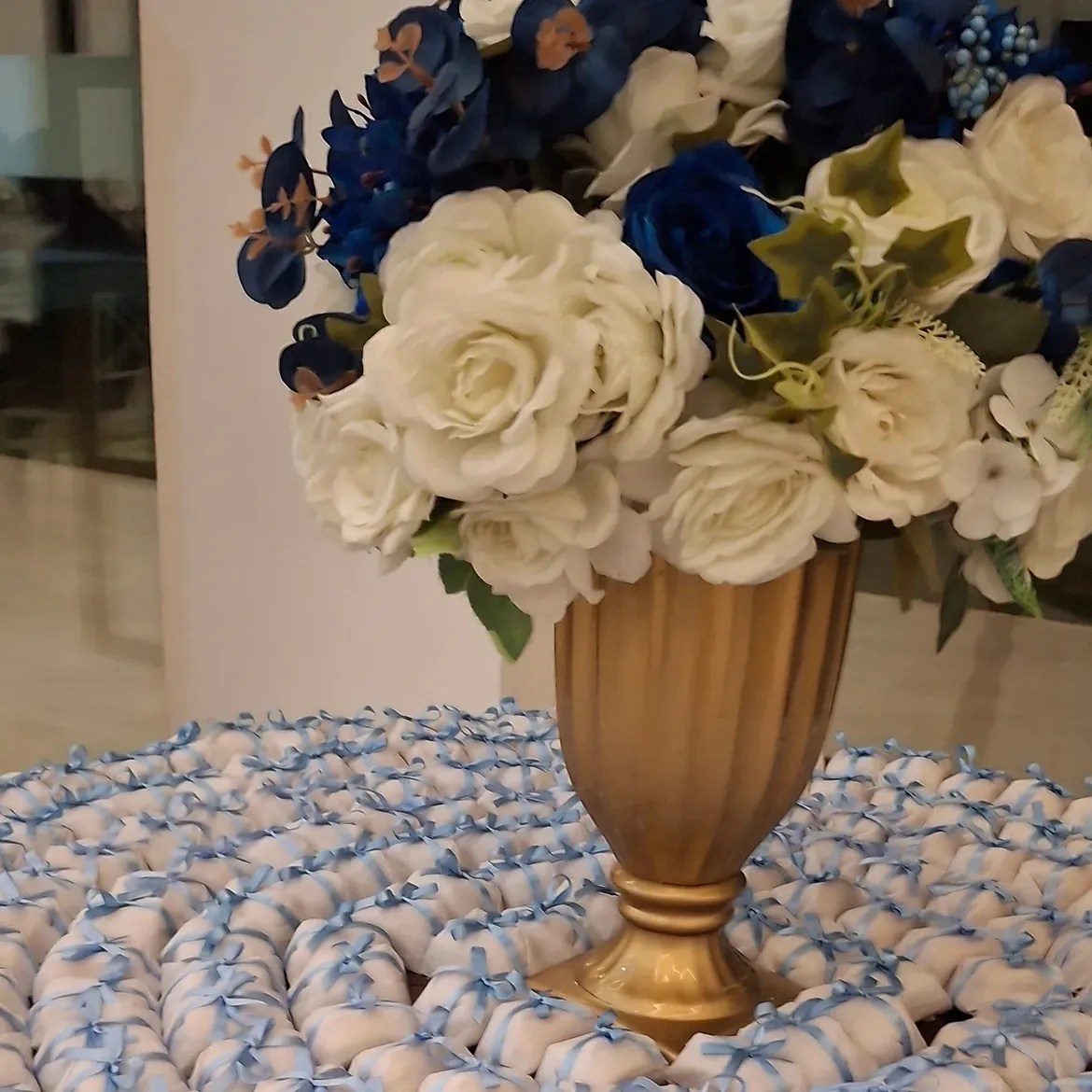 Mesa com bem-casados decorada para casamento