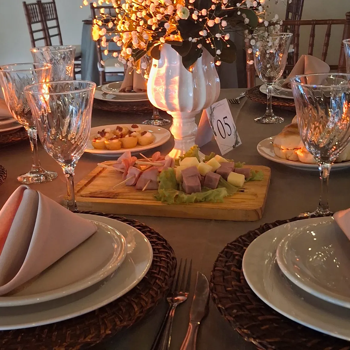 Mesa organizada para evento com serviço de cerimonial