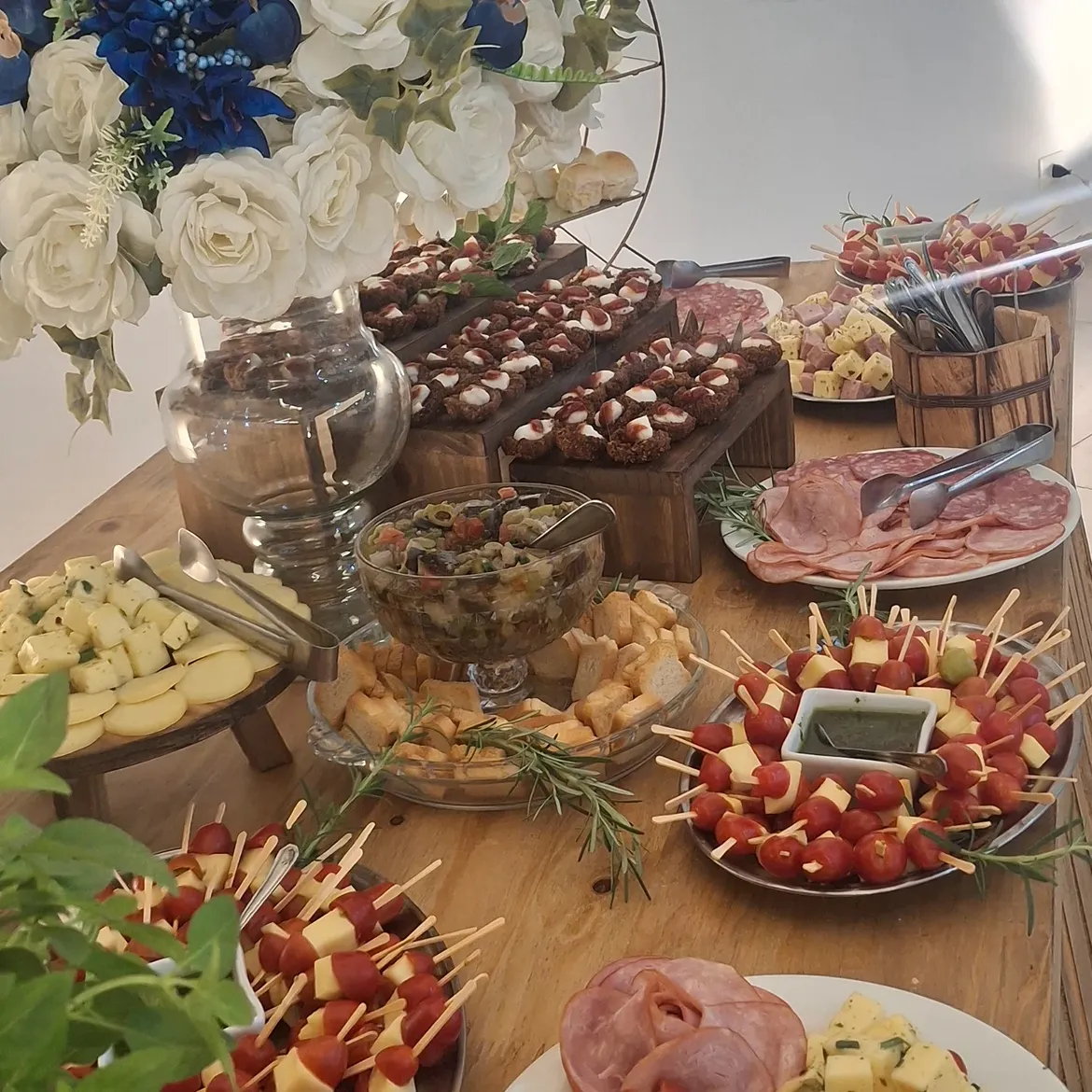 Mesa de frios montada pela Rita de Cássia Buffet